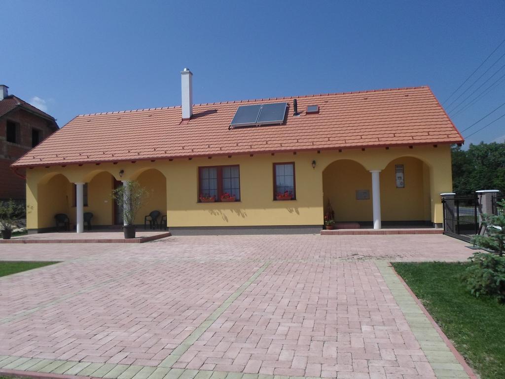 Kiserdo Vendeghaz Rajka Buitenkant foto