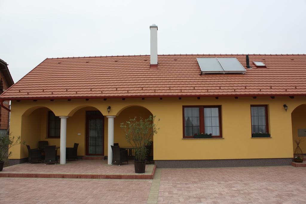Kiserdo Vendeghaz Rajka Buitenkant foto
