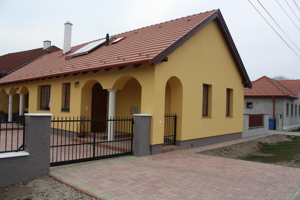 Kiserdo Vendeghaz Rajka Buitenkant foto